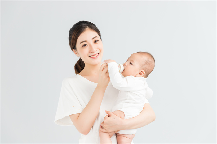 攝圖網_500962209_母嬰媽媽給寶寶喂奶（企業(yè)商用）.jpg
