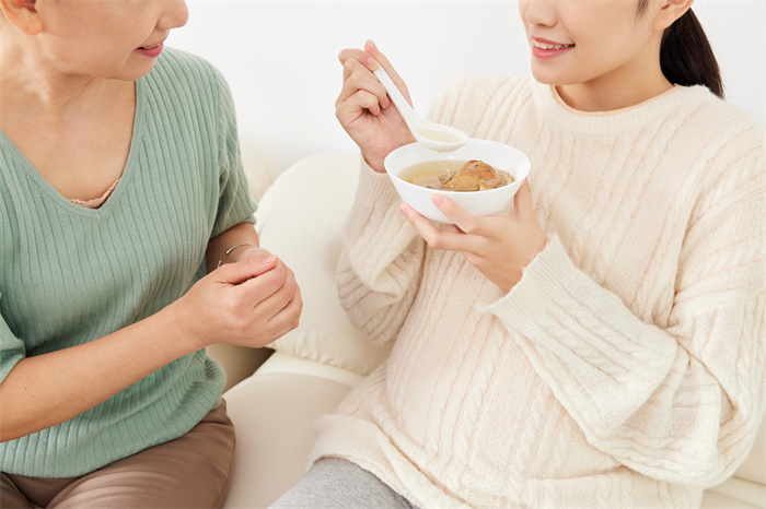 攝圖網_501807097_母親居家悉心照料孕期女兒（企業(yè)商用）.jpg