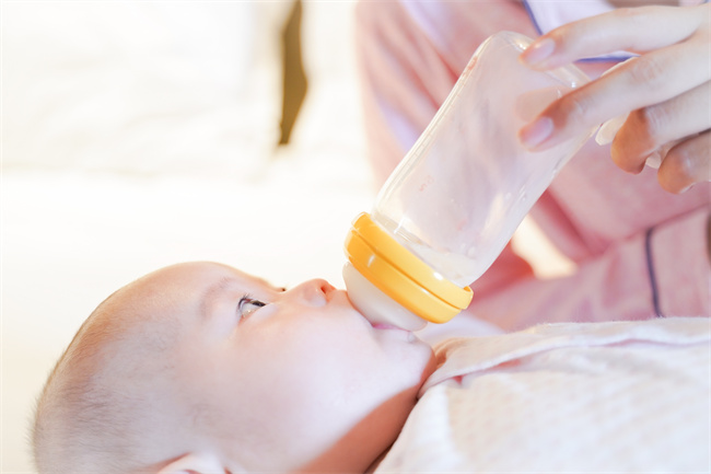 1657013031315811.jpg 攝圖網(wǎng)_501655645_媽媽給寶寶用奶瓶喂奶(企業(yè)商用).jpg