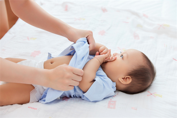 1657963298286662.jpg 攝圖網(wǎng)_501776451_居家生活媽媽給寶寶換紙尿褲(企業(yè)商用).jpg